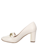 "Elegante zapato de cuero blanco para mujer, ideal para ""power dressing"", con adorno de cadena metálica y tacón ancho. "