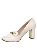 Zapato blanco de cuero para mujer, casual y sofisticado, con tacón ancho y cadena metálica en el empeine.