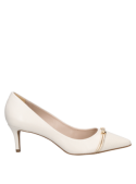 Detalle geométrico en la parte delantera del zapato blanco de cuero, añade modernidad al estilo clásico.
