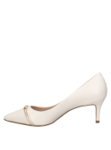 Tacón mediano tipo stiletto en zapato de cuero blanco para mujer, combina altura y comodidad con estilo chic.