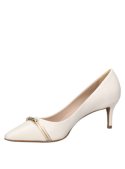 Zapato blanco de cuero para mujer, estilo casual, con diseño elegante y sofisticado, ideal para ocasiones formales.