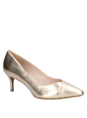 Elegante zapato de cuero dorado para mujer, sin decoraciones, resalta simplicidad y buen gusto en cualquier evento.