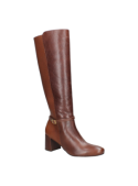 Bota de mujer en cuero café, caño alto con textura diferenciada, ideal para un look formal o casual arreglado.