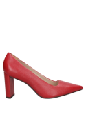 Zapato de cuero rojo femenino, estilo casual con acabados delicados y punta puntiaguda.
