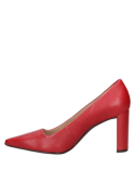 Elegante zapato rojo de cuero, ideal para moda casual femenina, con detalles sofisticados.