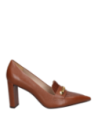 Zapato casual de cuero café con tacón estable y detalles contemporáneos, perfecto para un look versátil.
