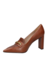 Zapato de cuero café para mujer con diseño casual y tacón grueso, presenta una cadena decorativa sobre el empeine.