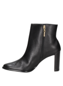 Botín de cuero negro para mujer, diseño sobrio y elegante, perfecto para reuniones formales o cenas elegantes.