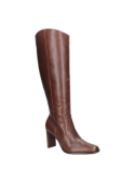Bota de cuero café para mujer, caña alta y tacón estable, ideal para un estilo distinguido y pulcro.