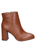 Cuero café en botín femenino, diseño sencillo sin detalles decorativos, ofrece estabilidad y sofisticación al andar.