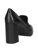 Zapato casual de cuero negro con detalles femeninos y caña de 6 cm para mujer.