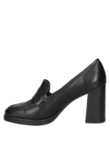 Elegante zapato de cuero negro para mujer, ideal para un look casual sofisticado.