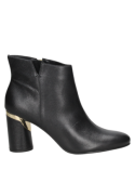 Elegante botín negro de cuero para mujer, con forro suave y elementos únicos en su diseño.