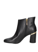 Calzado de cuero negro para mujer, diseño delicado que estiliza el pie, ideal para un look casual.
