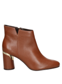 Botín de cuero café para mujer, sofisticado y glamoroso, con diseño que estiliza el pie.
