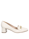 Elegante zapato de cuero beige para mujer, con talón estable y tira decorativa, ideal para reuniones o cenas elegantes.