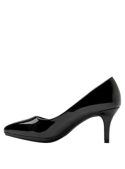 Zapato de charol negro para mujer, punta cerrada y alargada, añade sofisticación a conjuntos formales o casual-chic.