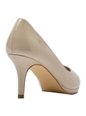 Calzado beige tipo stiletto con acabado minimalista, versátil para combinar con trajes o vestidos elegantes.