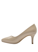 Zapato de charol beige para mujer, con líneas limpias y diseño atemporal, ideal para un conjunto formal o casual-chic.