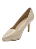 Stiletto beige en charol para mujer, con punta cerrada alargada, perfecto para ocasiones especiales y formales.