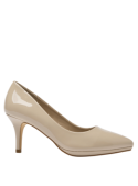 Zapato beige de charol tipo stiletto para mujer con diseño elegante y clásico, ideal para eventos formales.