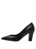 Zapato negro de mujer en cuero, estilo stiletto clásico, tacón delgado, combina con vestimenta formal y casual.