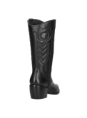 Bota de cuero negro de estilo vaquero para mujer, perfecta para un look boho o urbano, con patrones decorativos sinuosos.