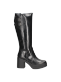 Bota de cuero negro con hebillas decorativas, ajuste personalizado y toque moderno para el día a día.