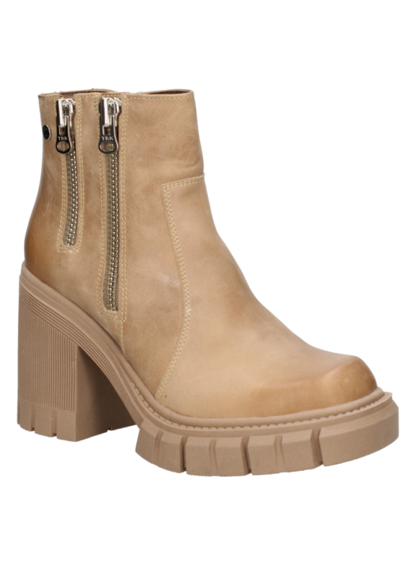 Botín de cuero negro para mujer, estilo casual-chunky, suela gruesa y minimalista, ideal para combinar con jeans o vestidos.