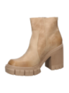 Botín de cuero camel para mujer, diseño robusto y contemporáneo con doble cremallera lateral, ideal para estilo casual.