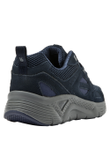 Zapatilla azul de cuero y textil, perfecta para un look urbano con jeans o joggers, ofrece soporte y diseño contemporáneo.