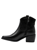 Botín de cuero negro con detalles modernos y tacón estilizador, adecuado para salidas informales y citas.