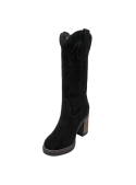 Bota negra de cuero gamuzado con borde superior cortado y detalle metálico, adecuada para eventos informales.