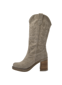 Bota de cuero gamuzado taupe para mujer, perfecta para ocasiones casuales y eventos al aire libre con estilo bohemio.