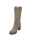 Bota estilo vaquero en cuero gamuzado taupe para mujer con detalle metálico lateral y diseño clásico de caña alta.