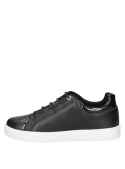 zapatilla urbana de cuero negro para mujer, corte bajo con empeine liso sin adornos, ideal para un look casual.