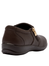 Zapato de mujer casual en cuero marrón, con diseño funcional y sobrio, ideal para un estilo urbano y minimalista.