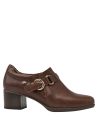 Zapato elegante de cuero marrón, estilo casual con talón medio, combina con jeans oscuros o faldas lápiz.