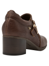 Zapato de mujer en cuero marrón, sofisticado y cómodo, con correa cruzada en el empeine para un toque visual.