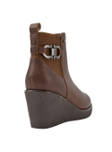 Botín casual de cuero café para mujer, adaptable a múltiples escenarios, con detalles que combinan elegancia y funcionalidad.
