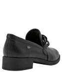 Mocasín casual de cuero negro con cadena, ideal para reuniones de trabajo y eventos semi-formales.