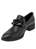 mocasín de cuero negro para mujer, con cadena en el empeine, perfecto para combinar con tenidas formales o casuales.