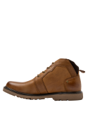 Botín casual masculino en cuero camel, con detalles metálicos y suela resistente, perfecto para uso diario.