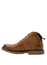 Botín casual masculino en cuero camel, con detalles metálicos y suela resistente, perfecto para uso diario.