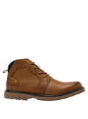 Botín camel de cuero para hombre, estilo casual, con suela antideslizante y pasadores metálicos, ideal para look urbano.