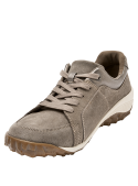 Zapatilla casual de cuero taupe con taco plano, perfecta para aventuras urbanas.