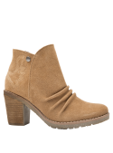 Botín de mujer color camel en cuero gamuzado, con tacón ancho y alto, ideal para un look casual boho chic en otoño.
