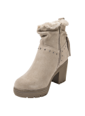 Botín taupe de cuero gamuzado con detalle de lazo en la parte trasera, suela antideslizante y diseño moderno.