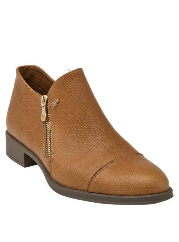 Calzado negro de cuero charol con cremallera lateral, combina estilo sofisticado y funcionalidad para el día a día.