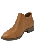 Moderno zapato de cuero camel, estilo charol con grabado reptil y cremallera lateral, ideal para looks urbanos.